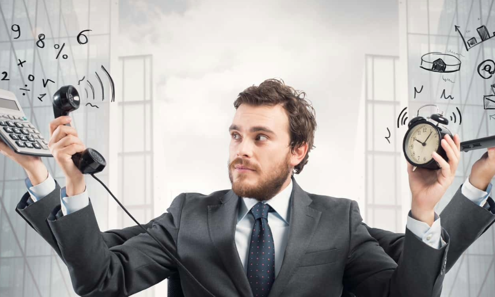 Pluriempleo o emprendimiento: la decisión que marca tu futuro